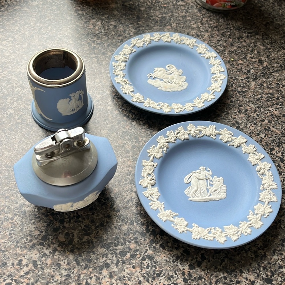 1950s Wedgewood blue cigarette set